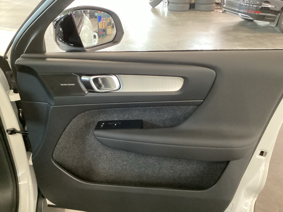 YV4L12UD9T2818612 2026 Volvo XC40 Ultra Black Edition