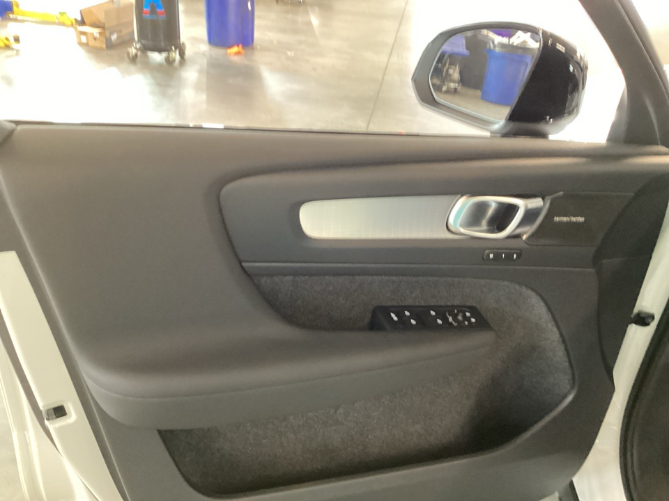 YV4L12UD9T2818612 2026 Volvo XC40 Ultra Black Edition