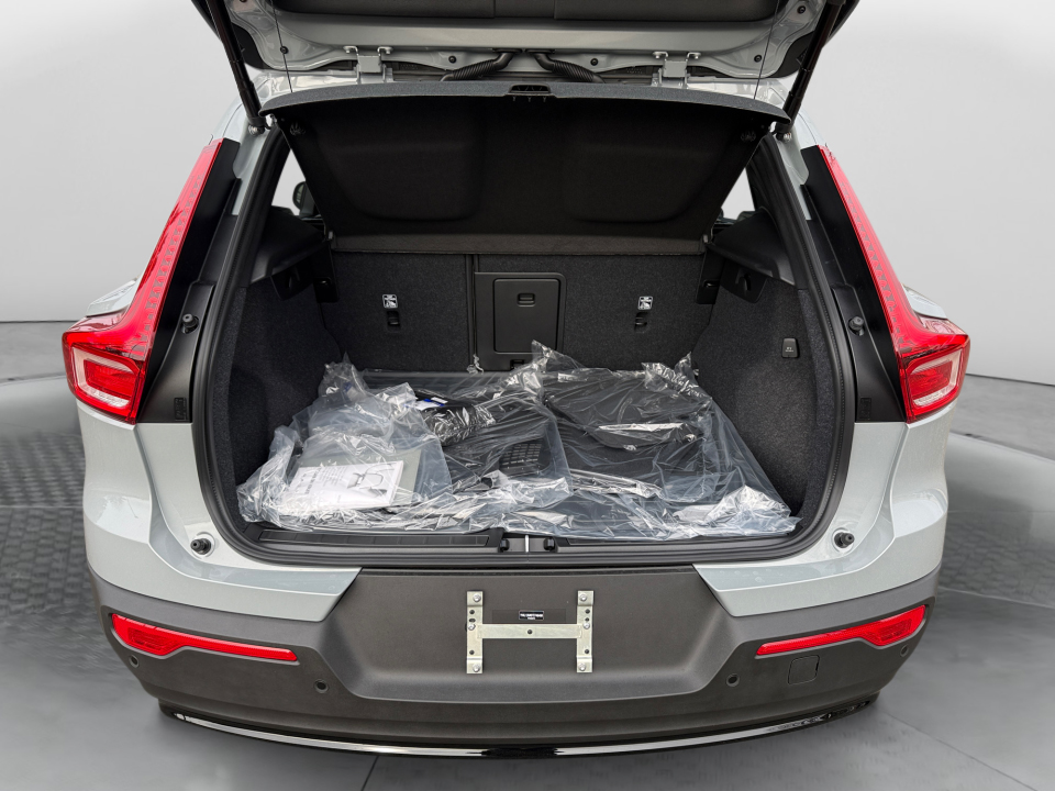 YV4L12UM2T2746460 2026 Volvo XC40 Ultra, B5 AWD Gas (mild hybrid), Dark