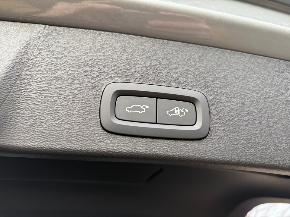 YV4L12UM2T2746460 2026 Volvo XC40 Ultra, B5 AWD Gas (mild hybrid), Dark