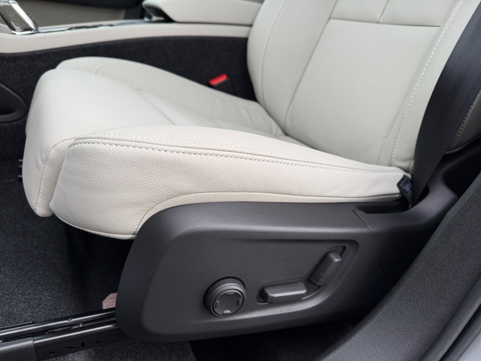 YV4L12UM2T2746460 2026 Volvo XC40 Ultra, B5 AWD Gas (mild hybrid), Dark