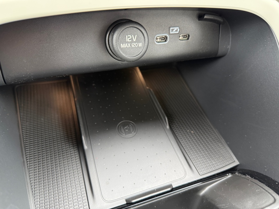 YV4L12UM2T2746460 2026 Volvo XC40 Ultra, B5 AWD Gas (mild hybrid), Dark