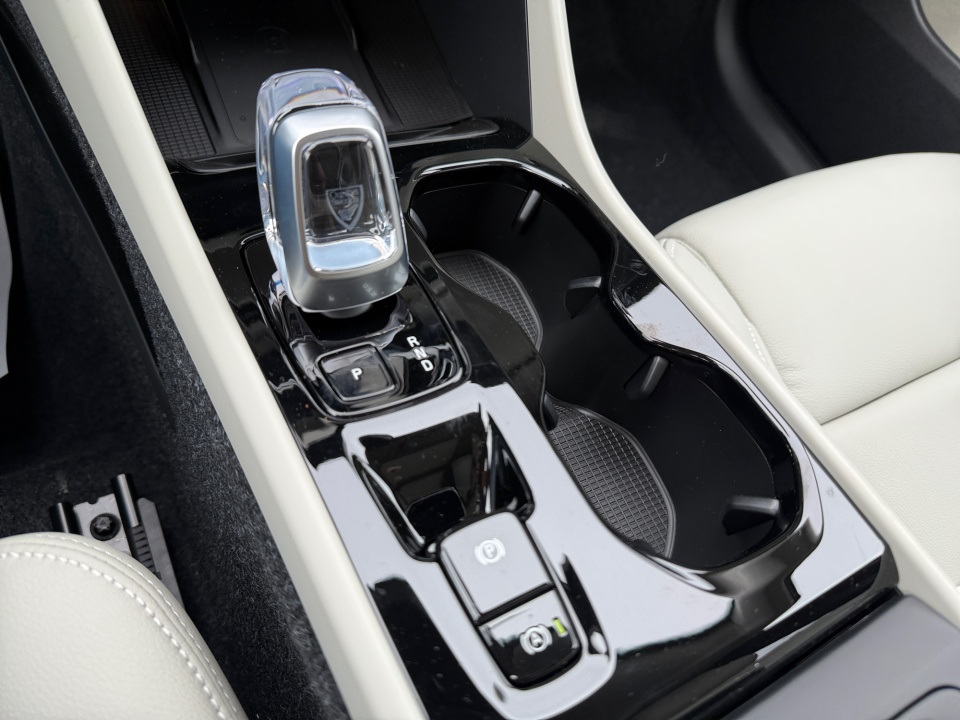 YV4L12UM2T2746460 2026 Volvo XC40 Ultra, B5 AWD Gas (mild hybrid), Dark