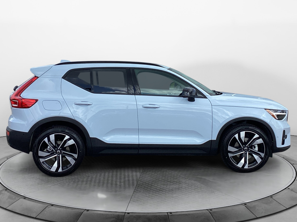 YV4L12UM8T2769211 2026 Volvo XC40 Ultra, B5 AWD Gas (mild hybrid), Dark