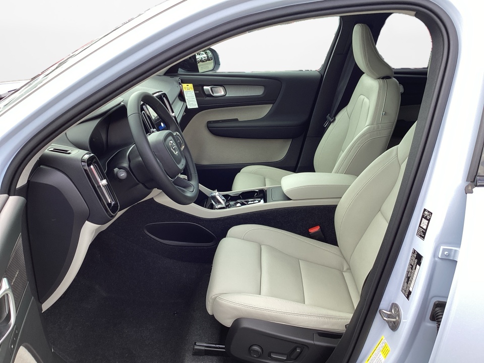 YV4L12UM8T2769211 2026 Volvo XC40 Ultra, B5 AWD Gas (mild hybrid), Dark