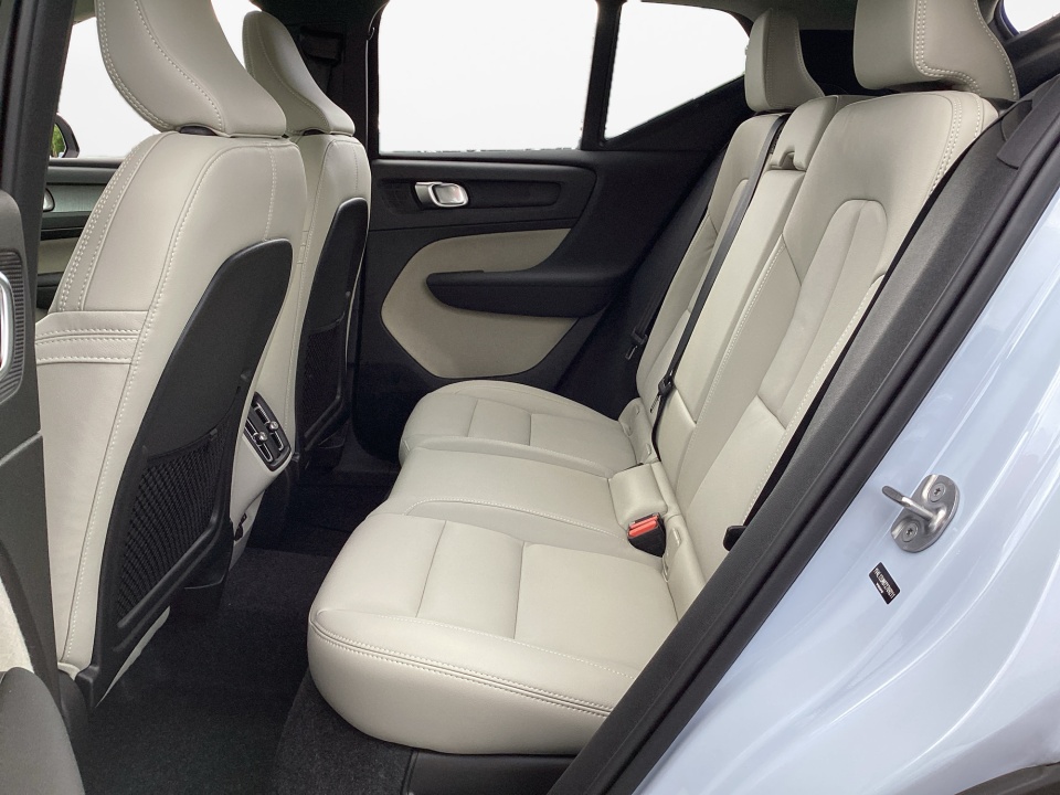 YV4L12UM8T2769211 2026 Volvo XC40 Ultra, B5 AWD Gas (mild hybrid), Dark