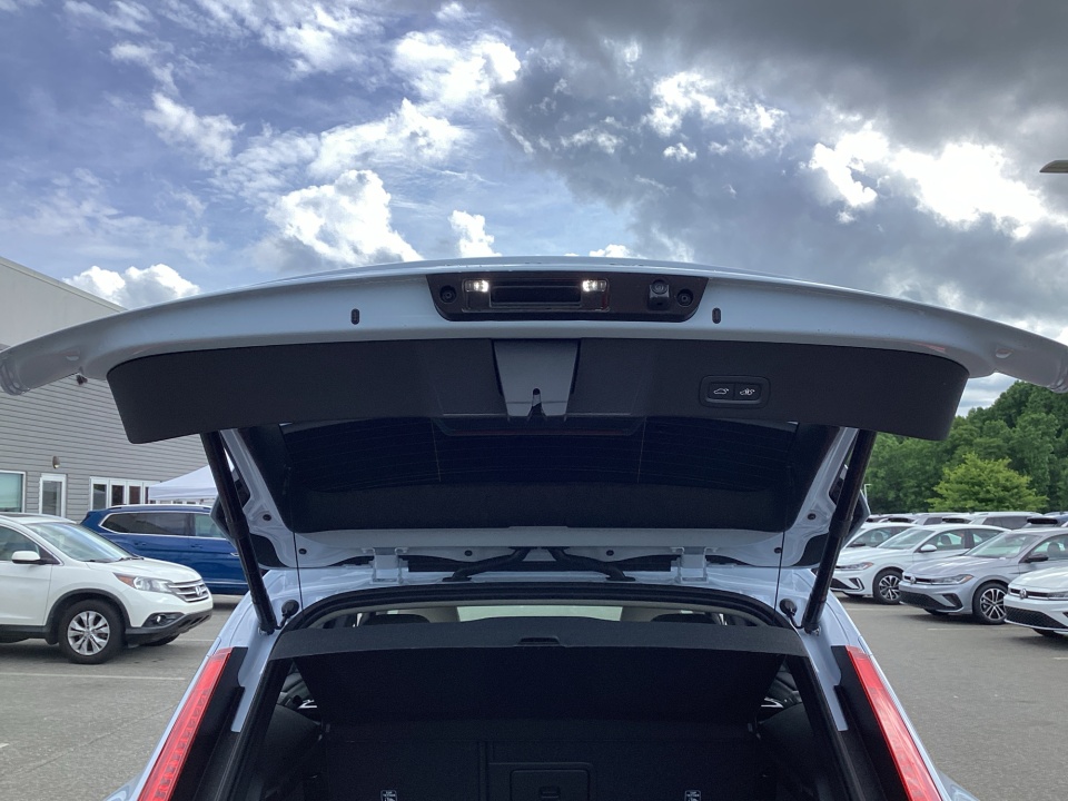 YV4L12UM8T2769211 2026 Volvo XC40 Ultra, B5 AWD Gas (mild hybrid), Dark