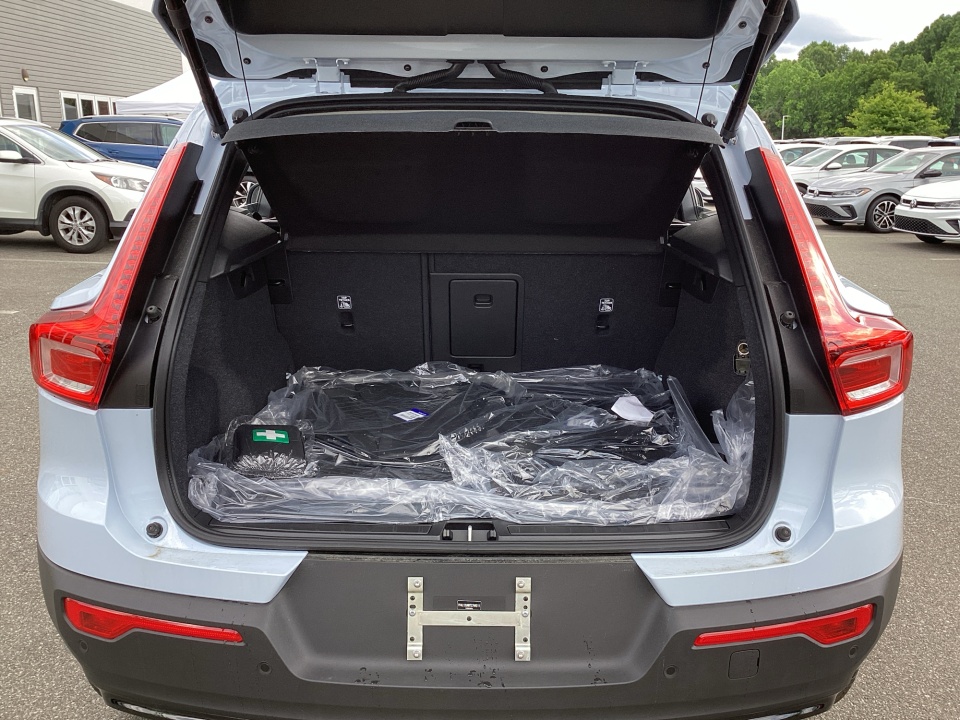 YV4L12UM8T2769211 2026 Volvo XC40 Ultra, B5 AWD Gas (mild hybrid), Dark