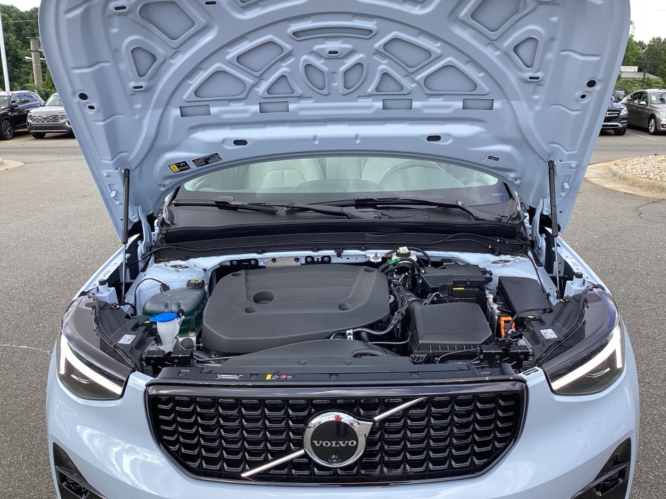 YV4L12UM8T2769211 2026 Volvo XC40 Ultra, B5 AWD Gas (mild hybrid), Dark