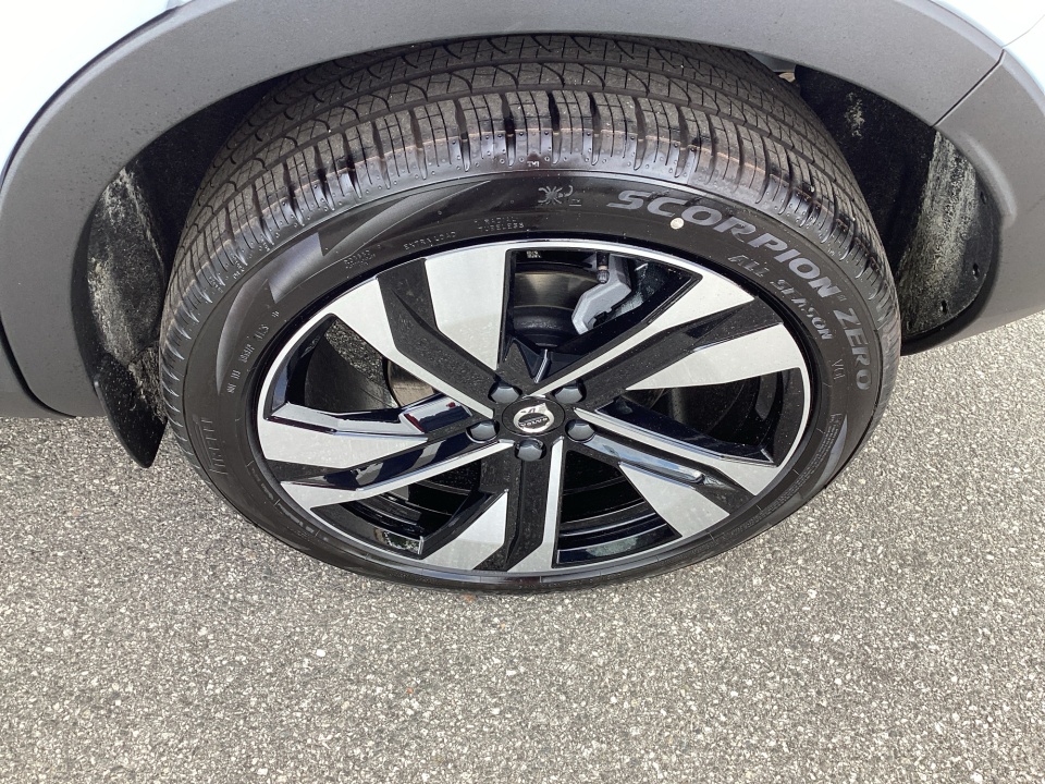 YV4L12UM8T2769211 2026 Volvo XC40 Ultra, B5 AWD Gas (mild hybrid), Dark