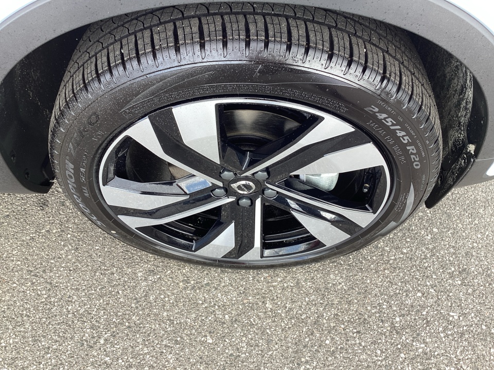 YV4L12UM8T2769211 2026 Volvo XC40 Ultra, B5 AWD Gas (mild hybrid), Dark
