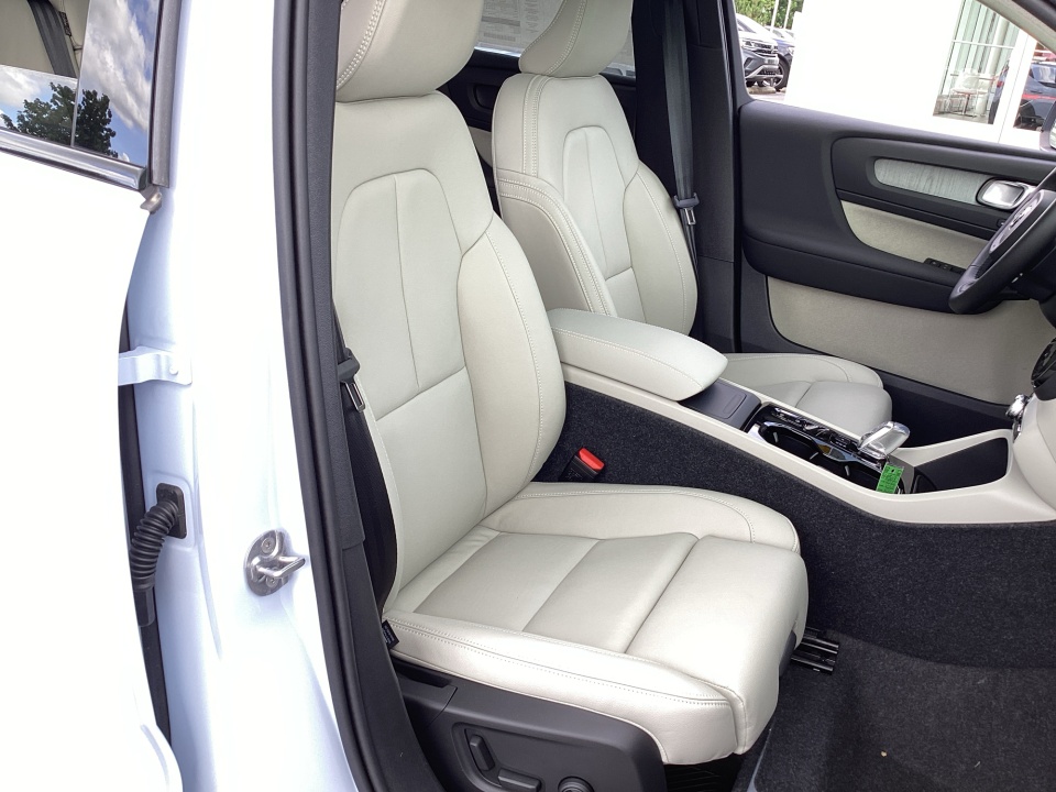 YV4L12UM8T2769211 2026 Volvo XC40 Ultra, B5 AWD Gas (mild hybrid), Dark
