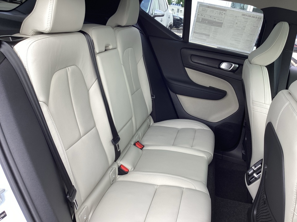 YV4L12UM8T2769211 2026 Volvo XC40 Ultra, B5 AWD Gas (mild hybrid), Dark