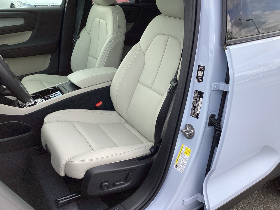 YV4L12UM8T2769211 2026 Volvo XC40 Ultra, B5 AWD Gas (mild hybrid), Dark