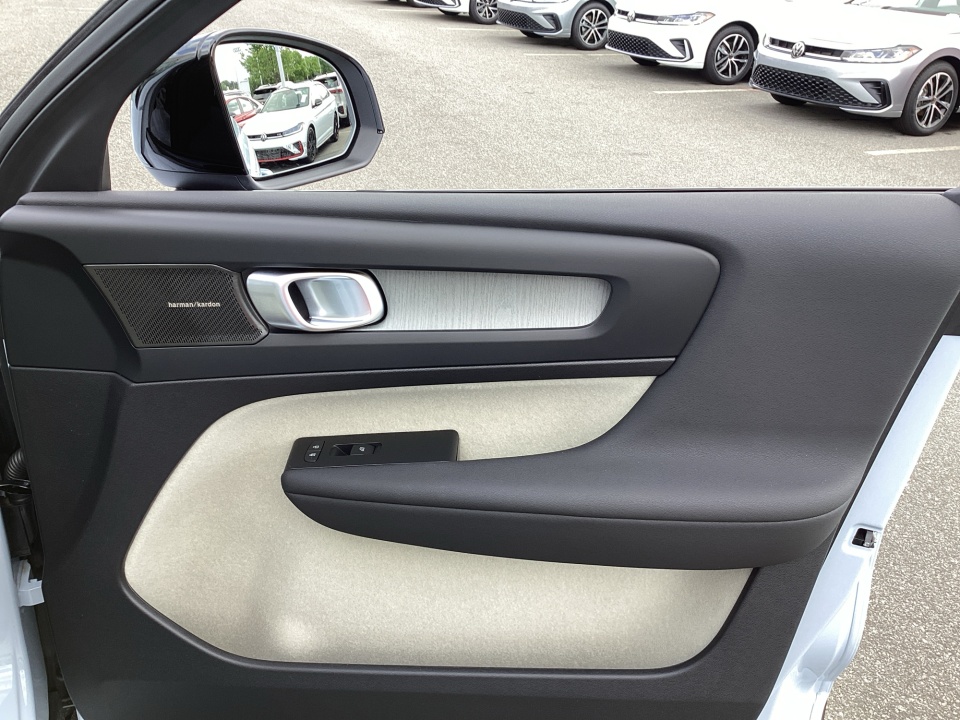 YV4L12UM8T2769211 2026 Volvo XC40 Ultra, B5 AWD Gas (mild hybrid), Dark