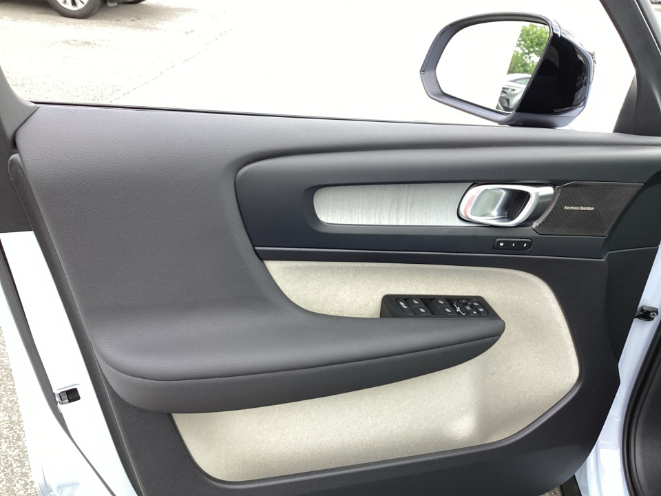 YV4L12UM8T2769211 2026 Volvo XC40 Ultra, B5 AWD Gas (mild hybrid), Dark