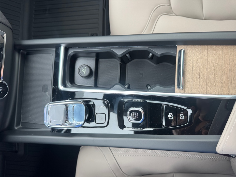 YV4M12RCXT1415863 2026 Volvo XC60 B5 Plus