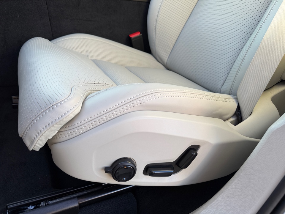 YV4M12RM5T1405928 2026 Volvo XC60 B5 Ultra